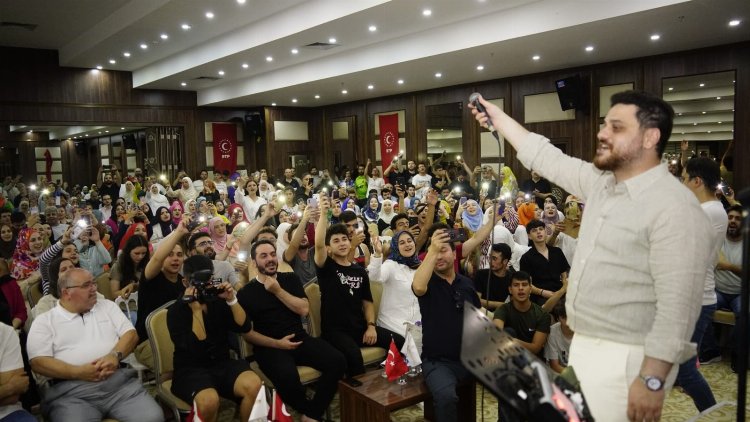 BTP lideri Hüseyin Baş gençlerle şarkı söyledi