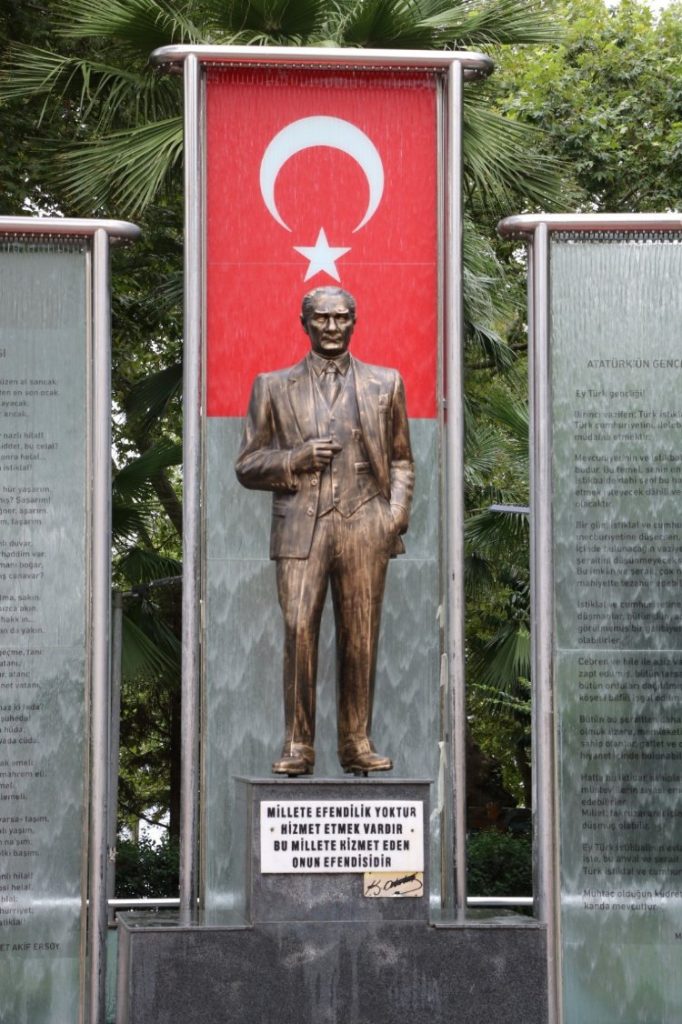 Değirmendere’de Atatürk heykelinin bakımı tamamlandı