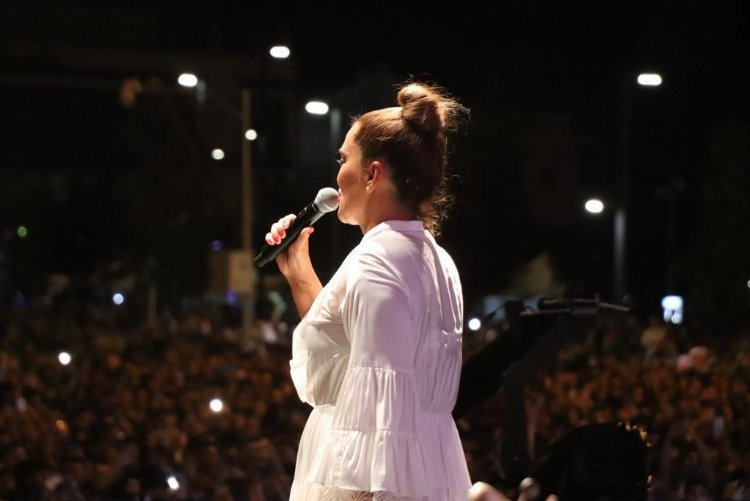 Demet Akalın Düzce’de hayranlarını coşturdu