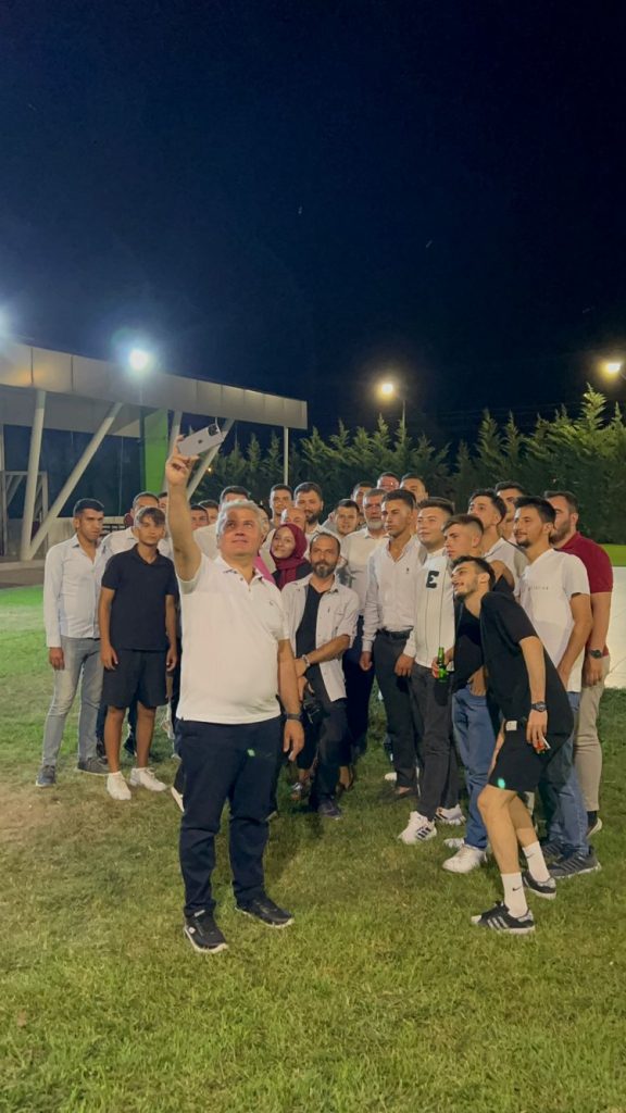 Milletvekili Canbey’den gençlere mısır kebap