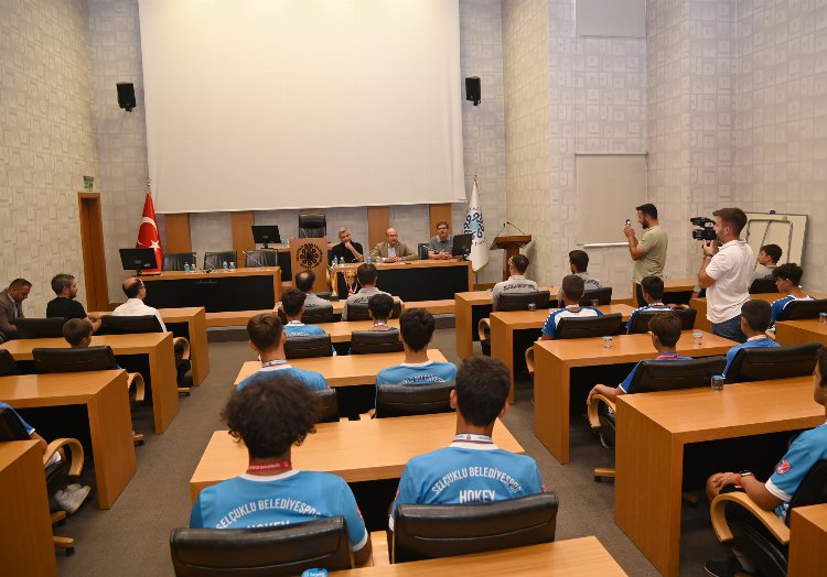 Selçuklulu şampiyon hokeycilerden Başkan Pekyatırmacı’ya ziyaret