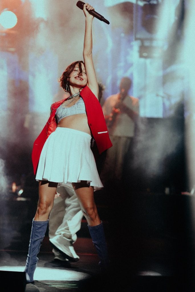 Zeynep Bastık beyazlar içinde