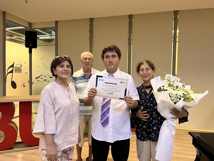 Otizmli Taylan yeteneğiyle büyülüyor