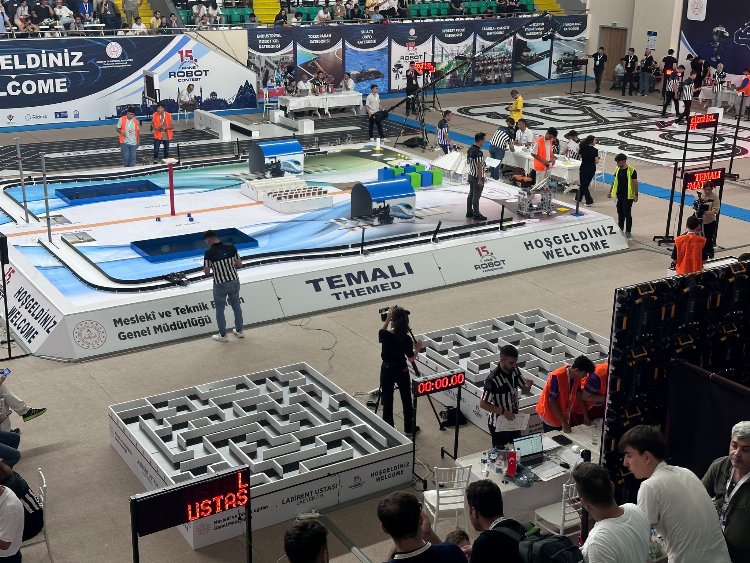 Roda Anadolu İmam Hatip Lisesi 3 robotla Gemlik’i temsil etti