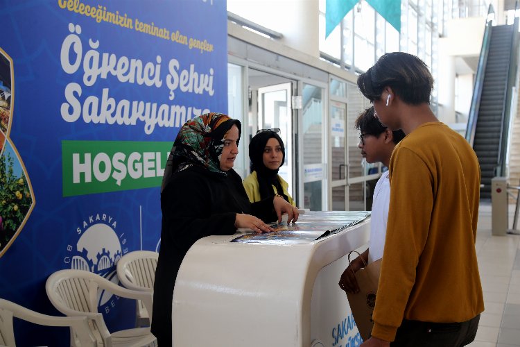 Sakarya üniversite için gelen öğrencileri karşıladı