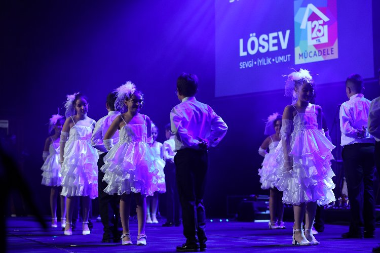 Sıla lösemili çocuklara ses oldu