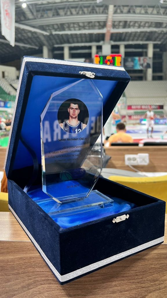 TOFAŞ’tan Mehmet Okur’a teşekkür plaketi