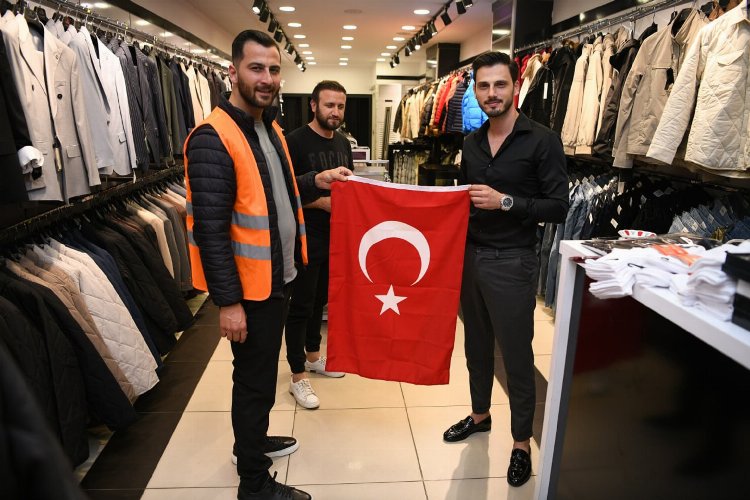 Çayırova’dan esnaf ve vatandaşlara Türk Bayrağı