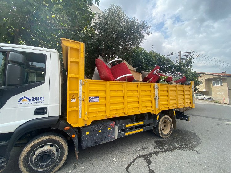 Gebze’de çöp ev belediye ekipleri tarafından temizlendi