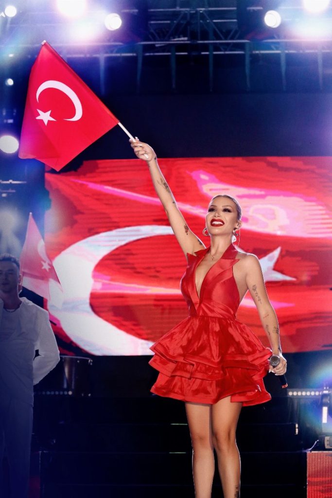 İrem Derici kırmızılara büründü