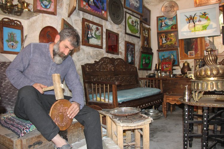 Mezopotamya’nın büyülü kızı Şahmaran’ı 40 yıldır bakıra işliyor