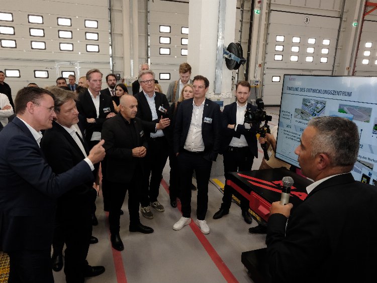 Alman Bakan elektrikli otobüsü Ankara’da test etti