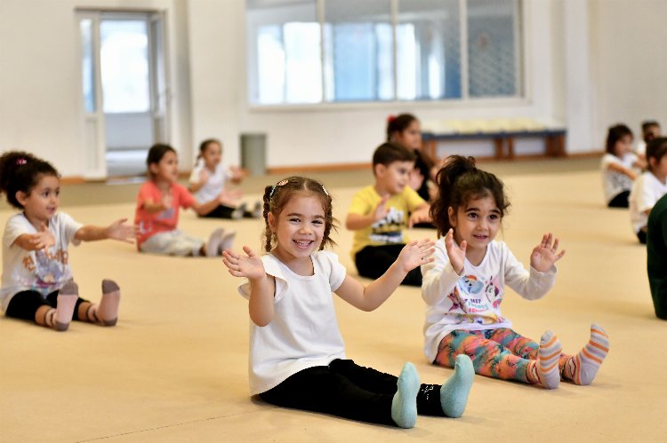 Antalya’da çocuklar telefonu bırakıp spora koşuyor