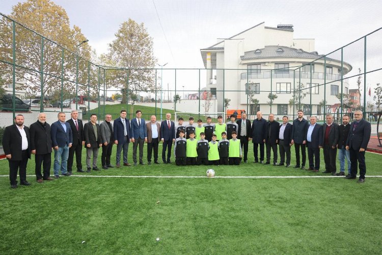 Çayırova’daki yeni halı sahada ilk maçın başlama vuruşu protokolden