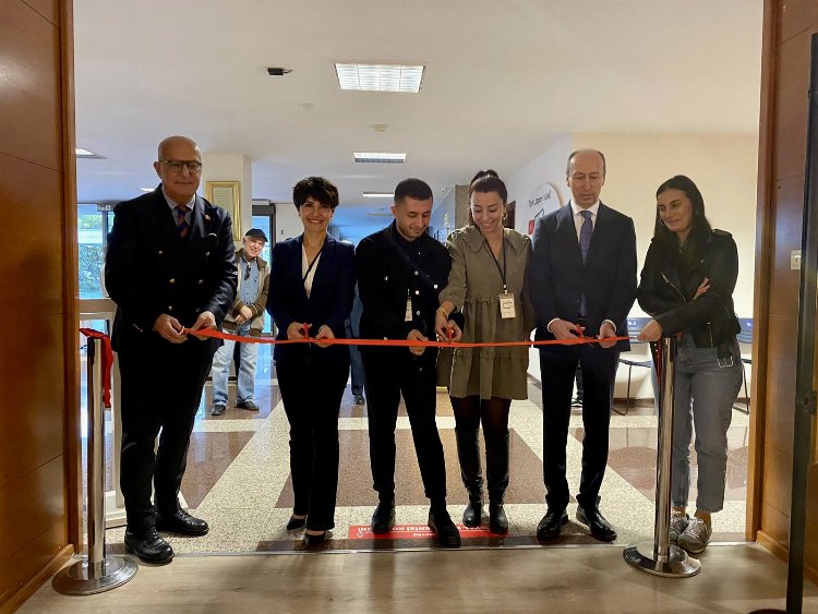 Depremden etkilenen çocuk ve ebeveynlerin resimleri bu sergide