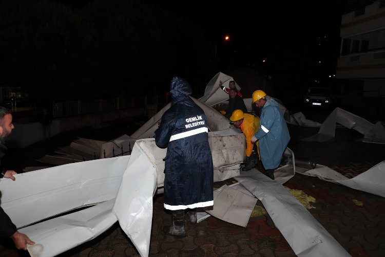 Gemlik’te çatısı uçan okula belediye ekiplerinden müdahale