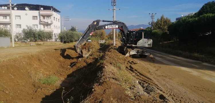 Manisa’da derelerden çıkan çöpler yine şaşırtmadı