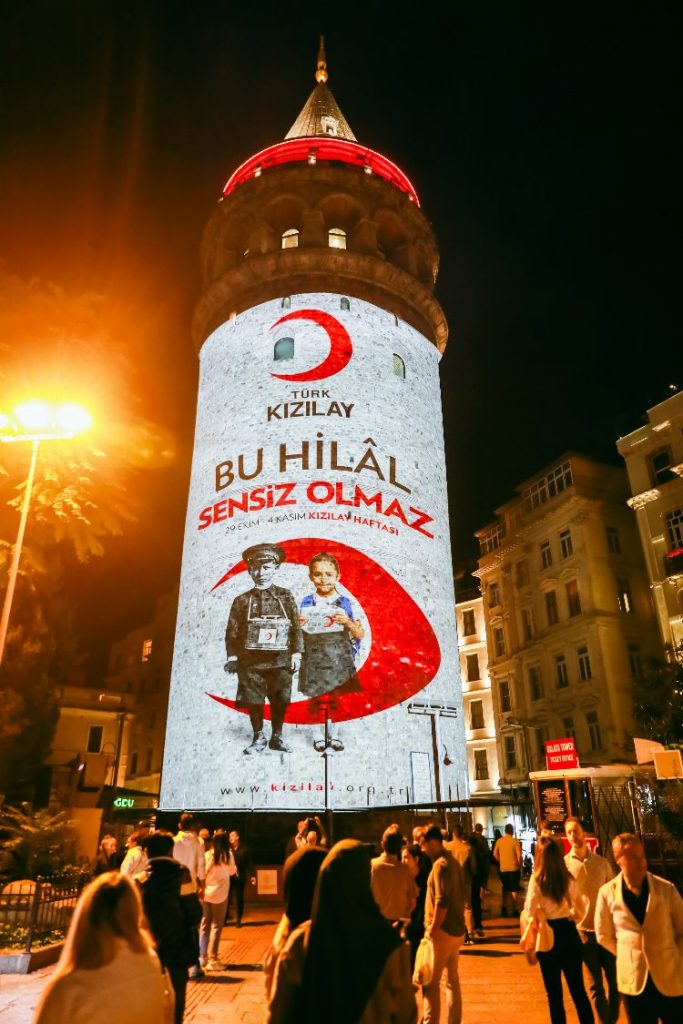 Sembol yapılar Kızılay kırmızısına büründü