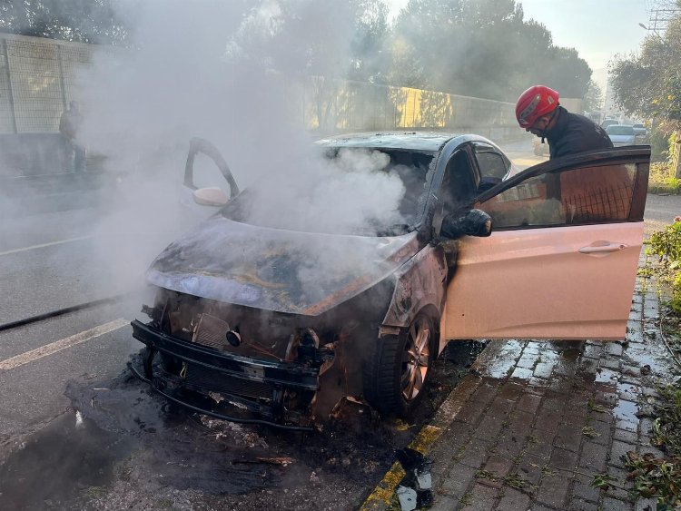 Alev alan otomobili Kocaeli İtfaiyesi söndürdü