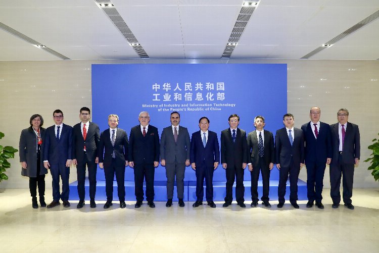 Bakan Kacır Çin’li mevkidaşlarıyla buluştu