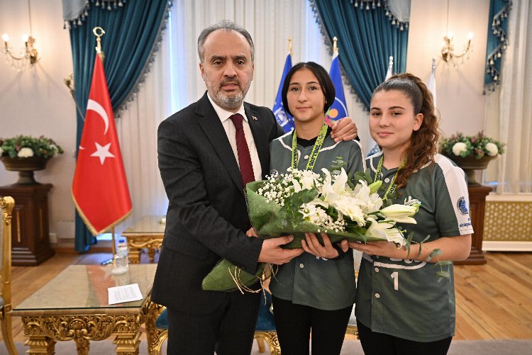 Bursalı şampiyon sporculardan Başkan Aktaş’a ziyaret