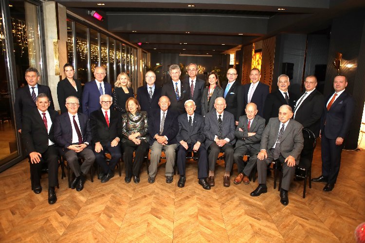 BUSİAD’dan Erdem Saker’e onur üyeliği