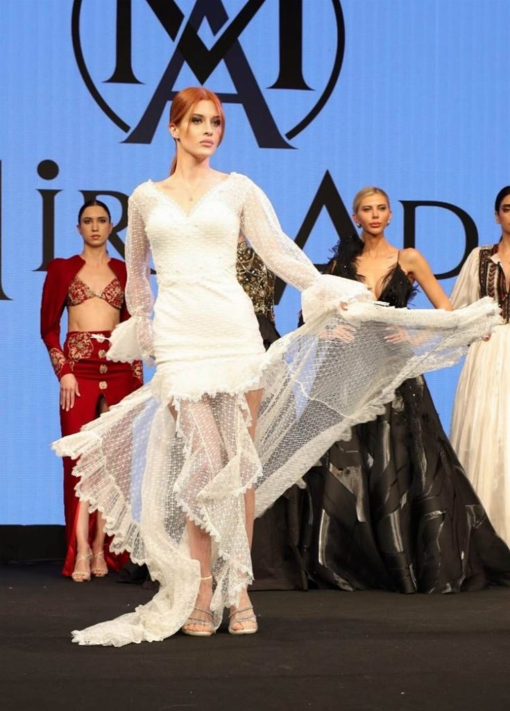 Ekonomi Zirvesi’nde Cumhuriyet defilesi ayakta alkışlandı