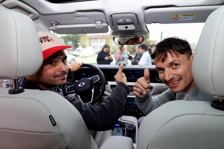 Engelsiz kursiyerlerden ‘Yerli Malı’na TOGG’lu kutlama