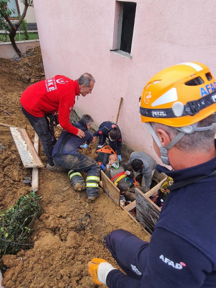 Göçükte sıkışan vatandaşı Kocaeli itfaiyesi kurtardı