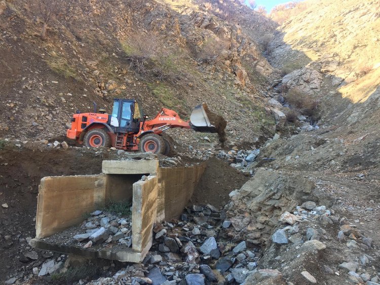 Sason’da heyelan! Kapanan köy yolları ulaşıma açıldı