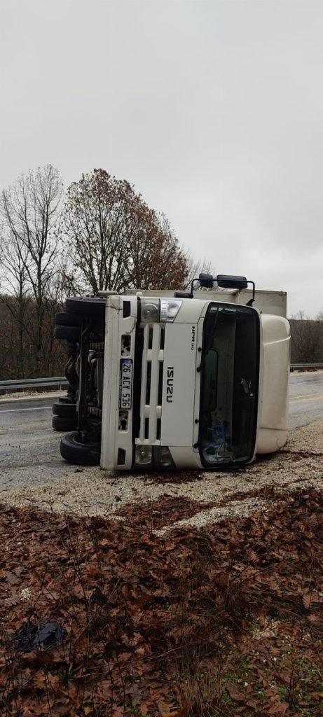 Virajı alamayan kamyon yan yattı: 2 yaralı