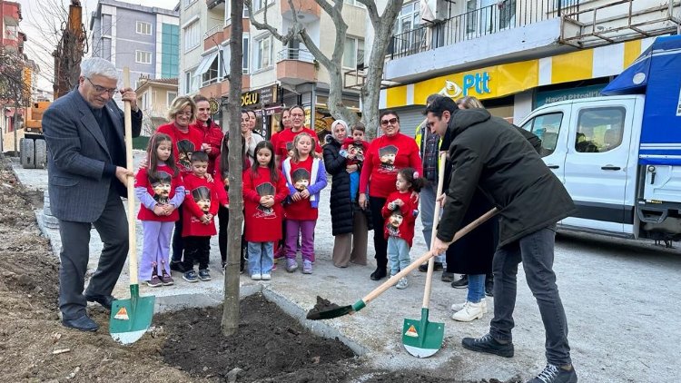 Büyükçekmece yeni yıla 24 mahalleye ağaç dikerek girdi