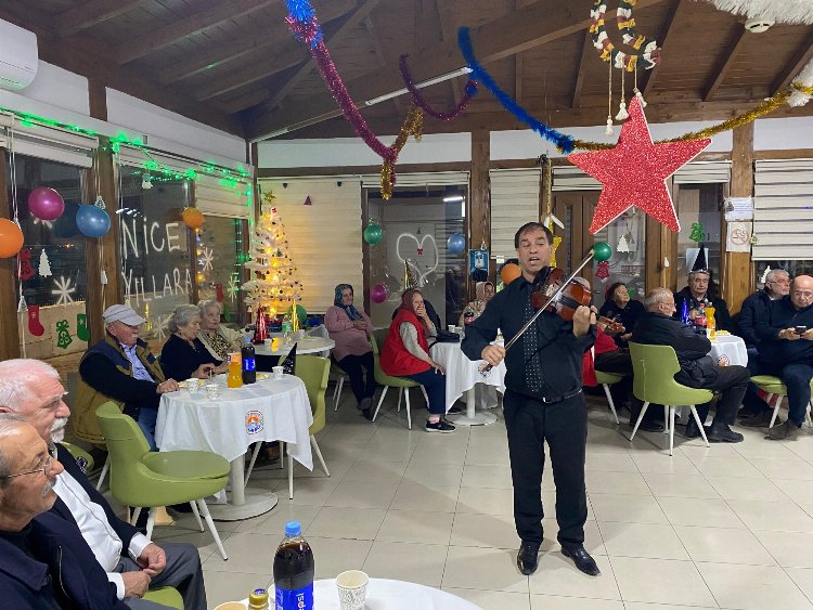 Gemlik’te yaşlı konuk evinde yılbaşı sevinci