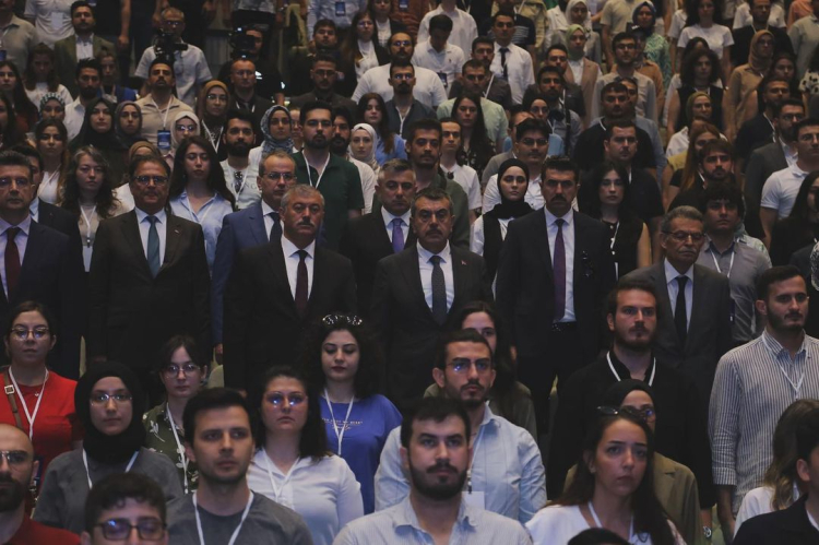 2 bölümü birincilikle bitirdi, yüksek lisansını Hollanda’da yapacak