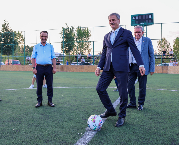 Açılış maçının santrasını Başkan Alemdar yaptı