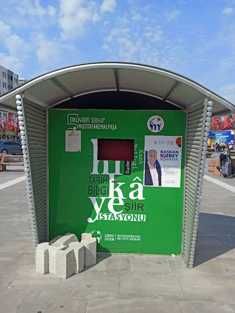 Mustafakemalpaşa’da kitap bağış standı harabeye döndü