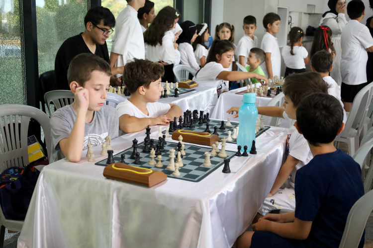 Sakarya’da ay yıldızlı bayraklarla süslenen vadiden anlamlı mesaj
