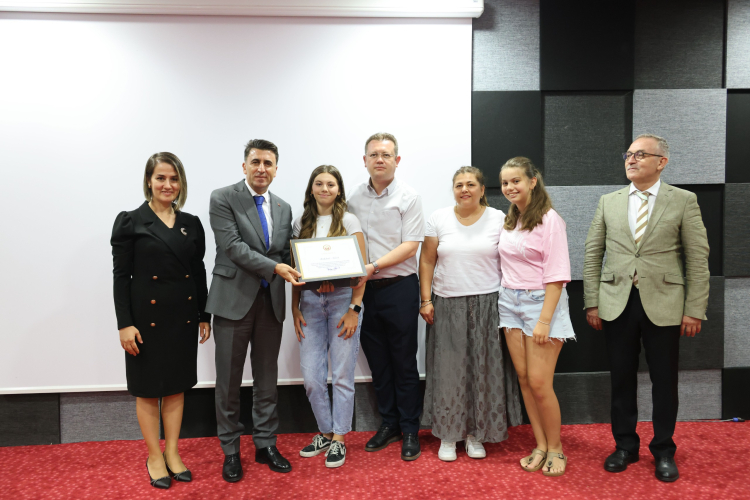 Vali Aygöl başarılı öğrencileri tebrik etti.