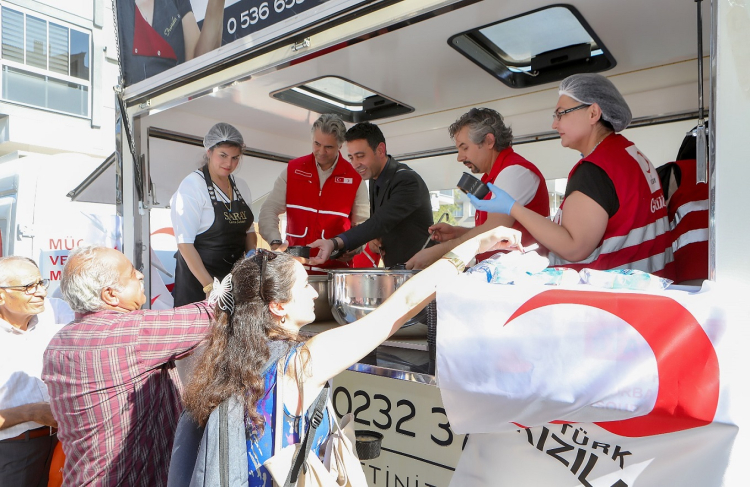 Bayraklı Kızılay Şubesi aşure etkinliği düzenledi