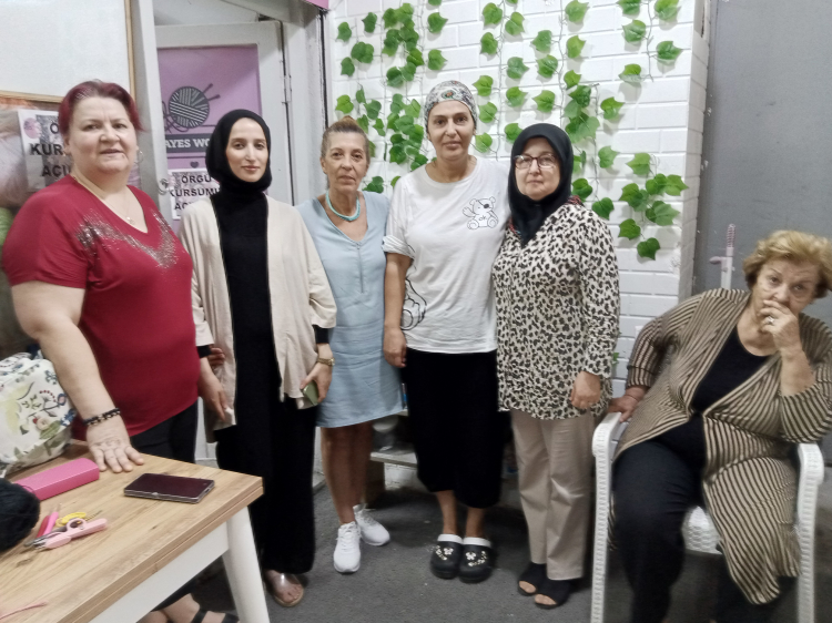 Bursa’da Gemlikli kadınlar hem örgü örüyor hem de stres atıyor