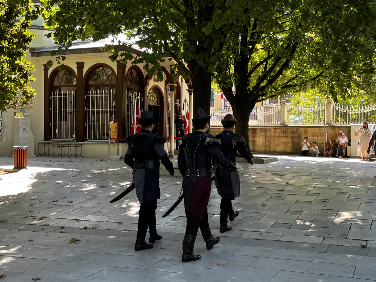 Bursa’da Osmangazi Türbesi’nde nöbet değişimi ziyaretçileri duygulandırıyor