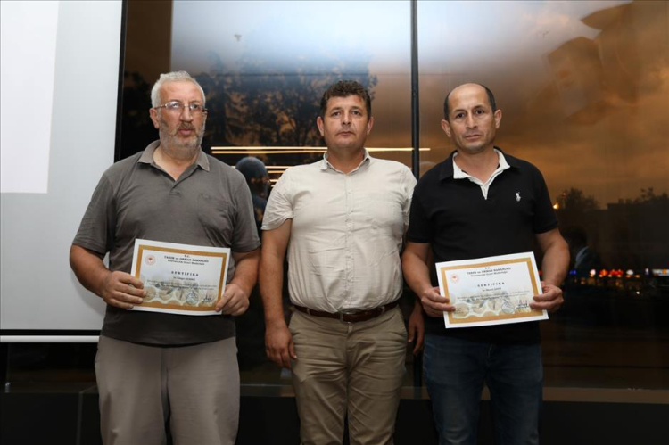 İnegöl’de Ana Arı Yetiştiriciliği kursunu başarıyla bitiren kursiyerler sertifikalarını aldı