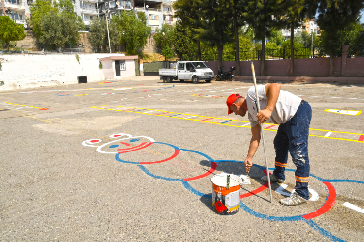 İzmir Karabağlar’da okullara destek sürüyor