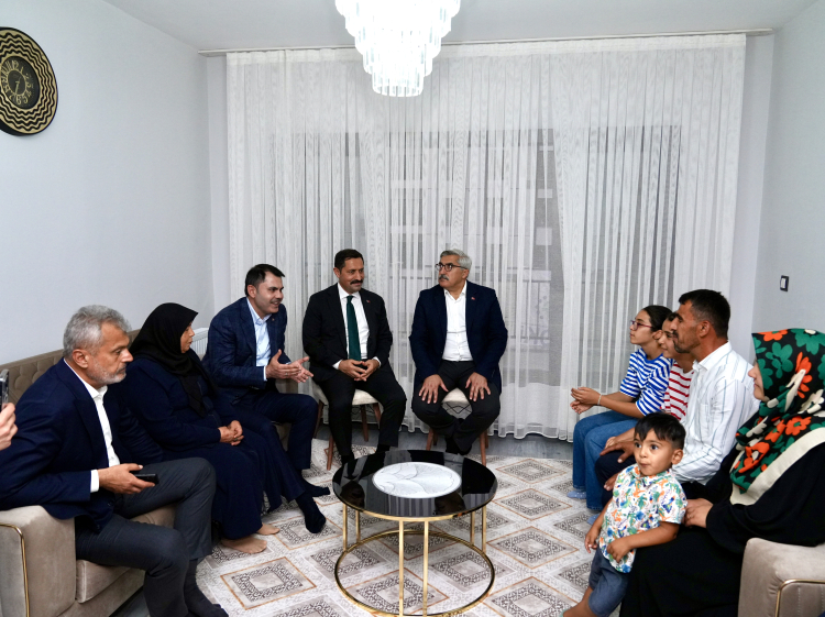 Bakan Kurum, 100 bininci deprem konutuna misafir oldu