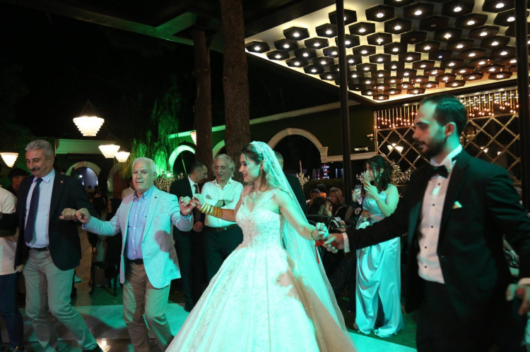 Başkan Bozbey genç çifti gülümsetti