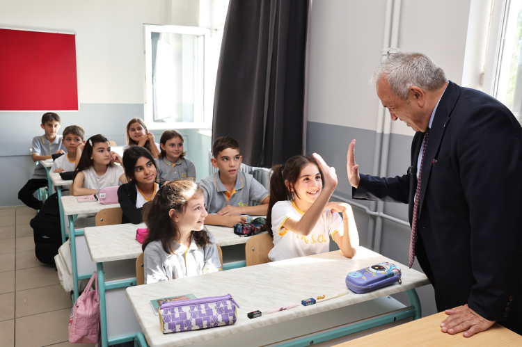 Başkan Şadi Özdemir öğrencilerin ilk gün heyecanını paylaştı