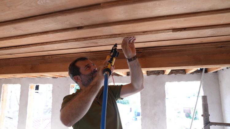 Bursa Gürsu’da Başkan Işık kütüphane inşaatında çalışıyor! Hem denetledi, hem çalıştı