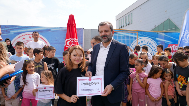 Bursa Gürsu’da yüzlerce çocuk yüzme öğrendi