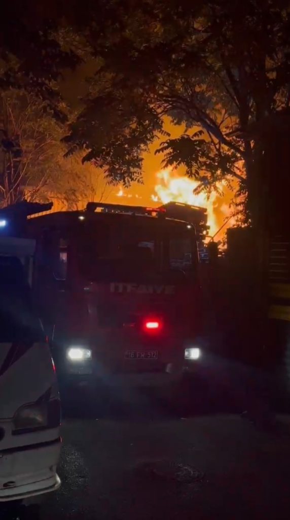 Bursa’da palet fabrikası alev alev yandı