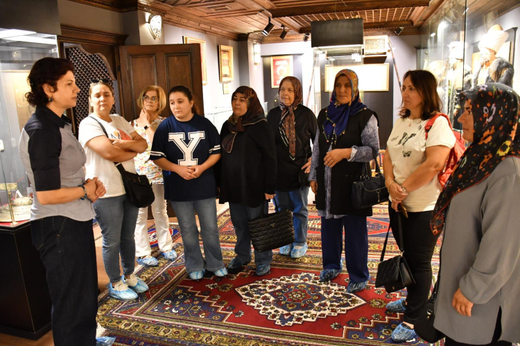 Demircili kadınlar Manisa’yı ‘adım adım’ gezdi